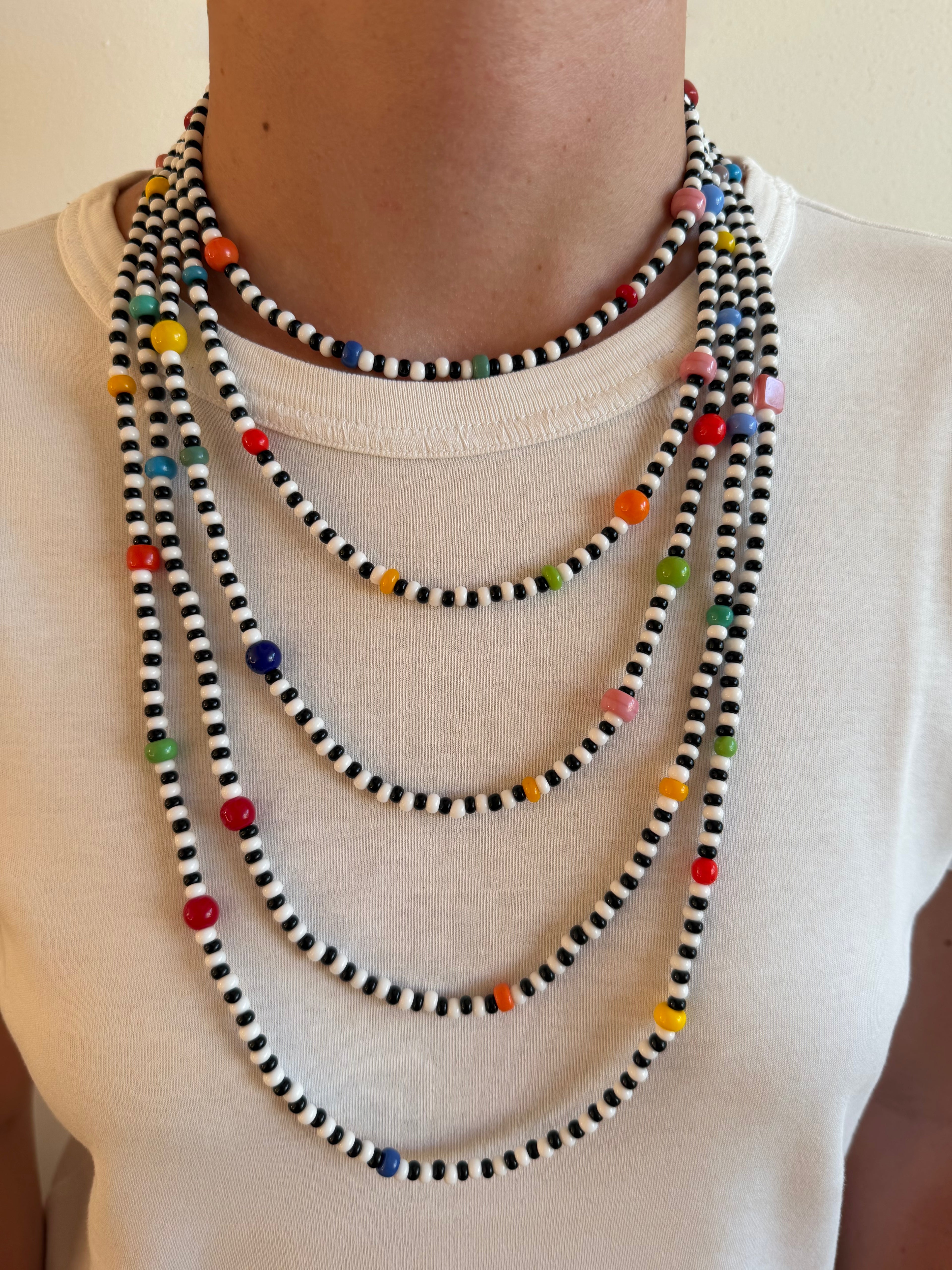 Collane black and white con colori multicolor (1) 🥕🦩🐥🫐🍒🐬🌵