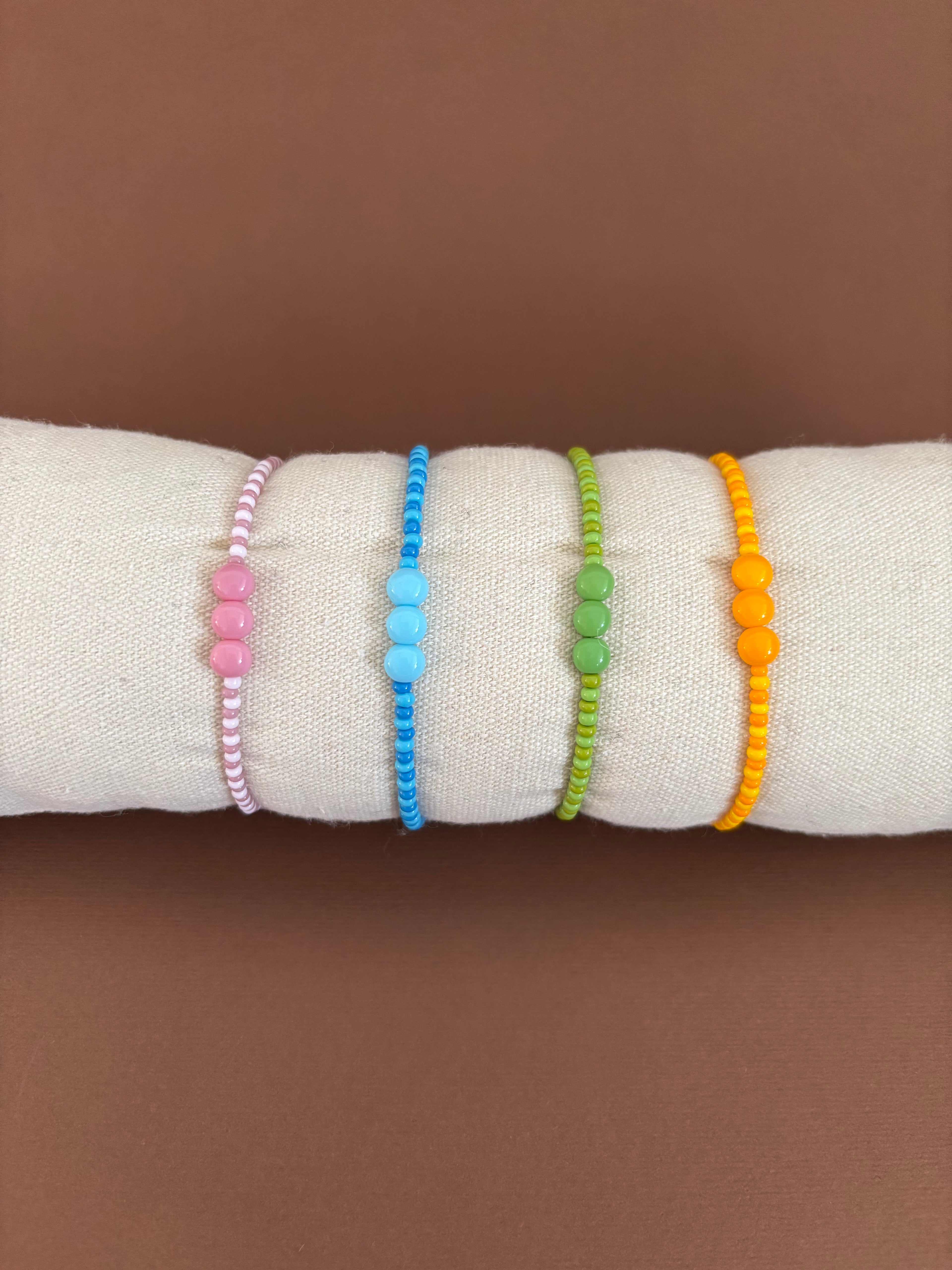 Braccialetto con tre sfere colorate